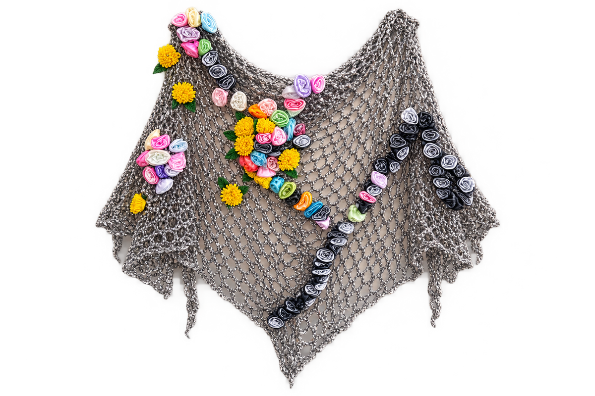 Triangular grey scarf 🩶
