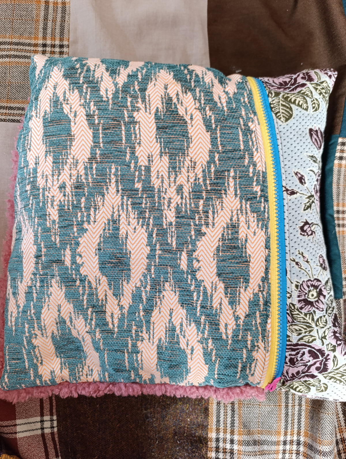 Ikat pillow - PAULINA'S FRIENDS